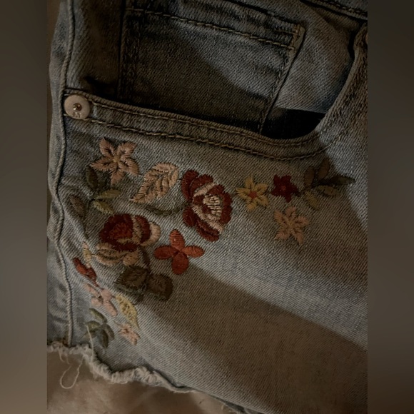 Short shorts - Picture 3 of 4